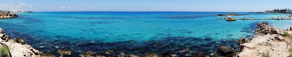 Panorama plaj sahil peyzaj Akdeniz deniz Kıbrıs Adası — Stok fotoğraf