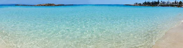 Panorama beach partján fekvő Földközi-tengerre Ciprus-sziget — Stock Fotó