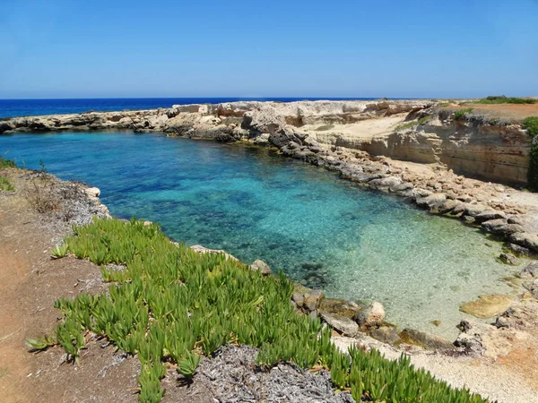 De costa rocosa en el paisaje marino mediterráneo en la isla de Chipre — Foto de Stock