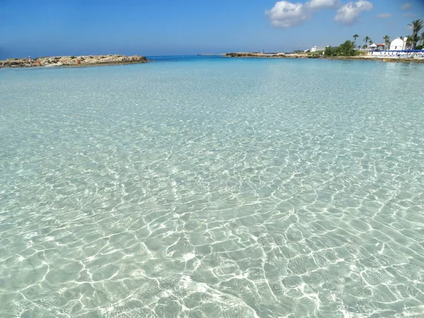 Plaj sahil peyzaj Akdeniz deniz Kıbrıs Adası — Stok fotoğraf