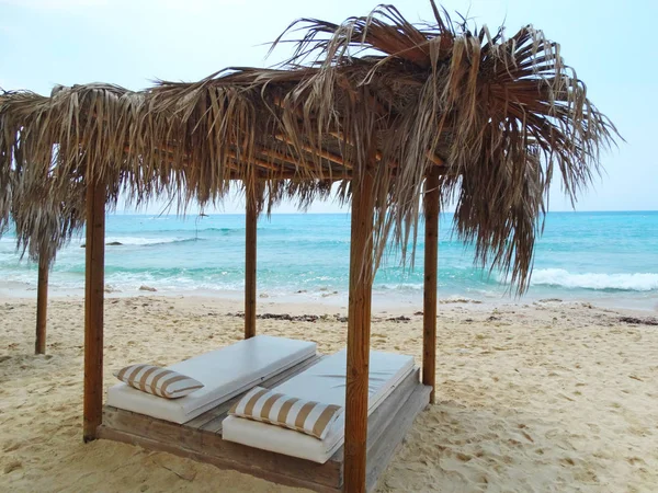 Solário na praia costa paisagem mediterrânea mar Chipre ilha — Fotografia de Stock