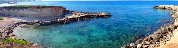 Panorama playa costa paisaje mar mediterráneo Chipre isla —  Fotos de Stock