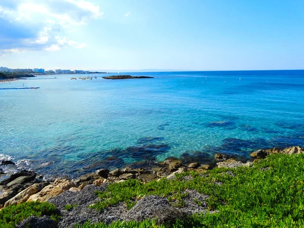 Praia costa paisagem Mediterrâneo mar Chipre ilha — Fotografia de Stock
