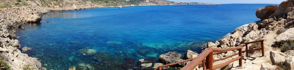 Панорама скалистого побережья Средиземного моря острова Кипр — стоковое фото