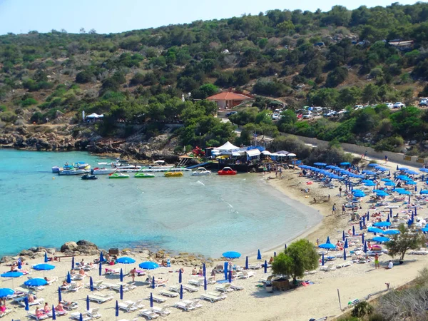 Strand partján fekvő Földközi-tengerre Ciprus-sziget — Stock Fotó