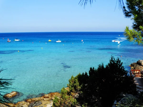 Plaj sahil peyzaj Akdeniz deniz Kıbrıs Adası — Stok fotoğraf