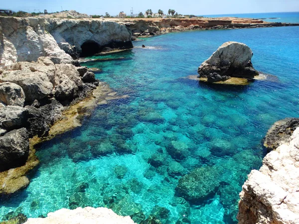 Rotsachtige kust landschap Middellandse Zee eiland Cyprus — Stockfoto