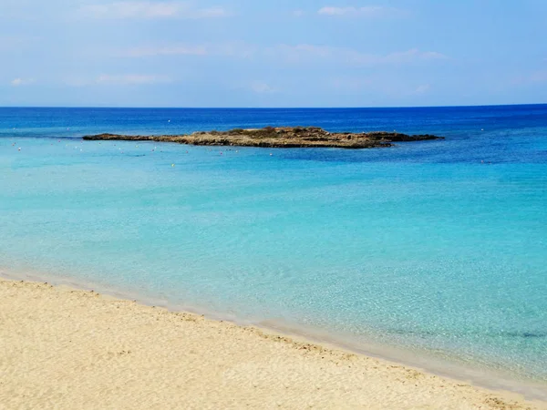 Praia costa paisagem Mediterrâneo mar Chipre ilha — Fotografia de Stock