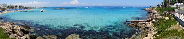 Panorama plaj sahil peyzaj Akdeniz deniz Kıbrıs Adası — Stok fotoğraf