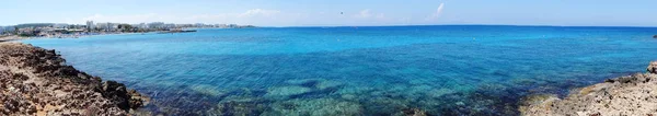 ภูมิทัศน์ชายหาดพาโนรามา ทะเลเมดิเตอร์เรเนียน เกาะไซปรัส — ภาพถ่ายสต็อก