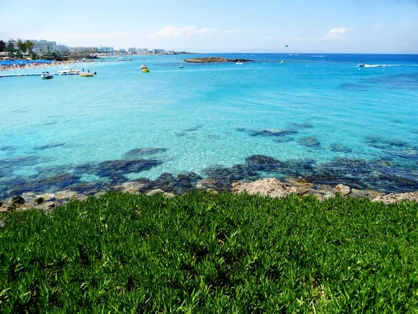 Strand partján fekvő Földközi-tengerre Ciprus-sziget — Stock Fotó