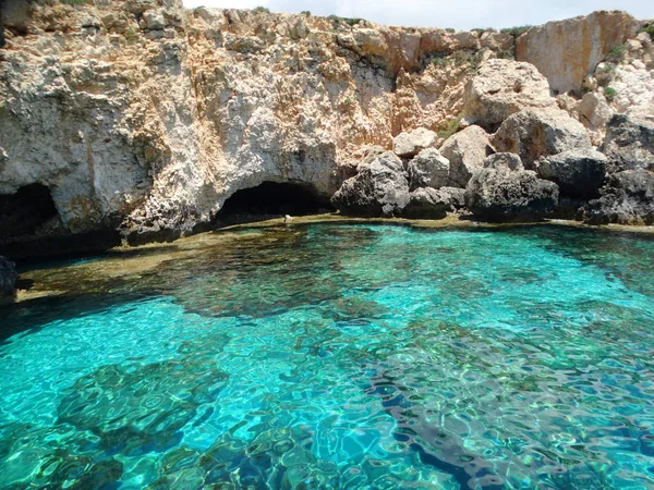 Lanskap pantai berbatu mediterranean laut pulau Siprus — Stok Foto