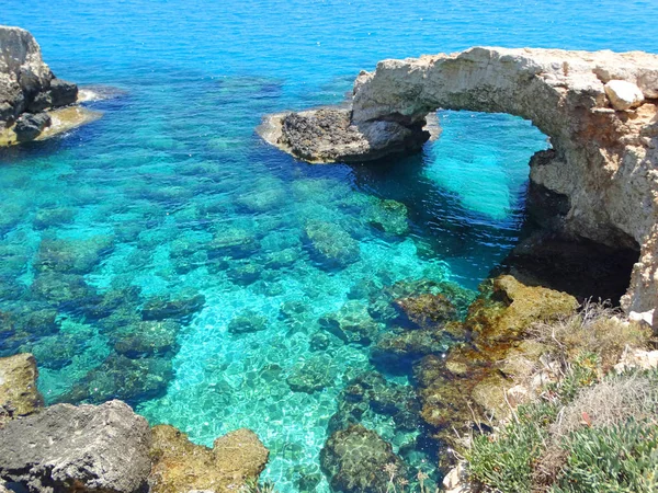 Τοπίο βραχώδη ακτή στη Μεσόγειο νησί της Κύπρου — Φωτογραφία Αρχείου