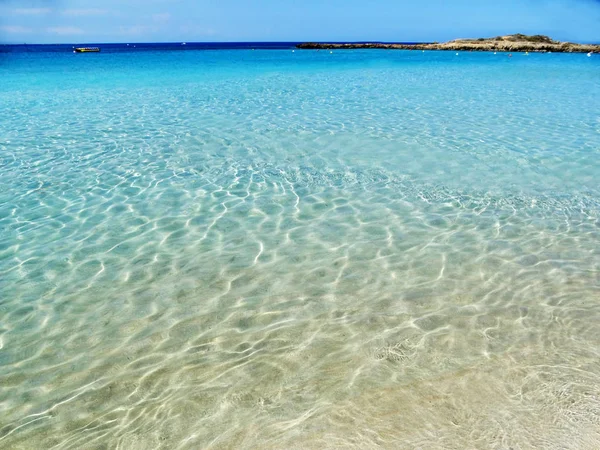 Praia costa paisagem Mediterrâneo mar Chipre ilha — Fotografia de Stock