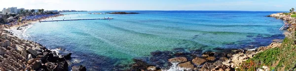 Panorama playa costa paisaje mar mediterráneo Chipre isla — Foto de Stock