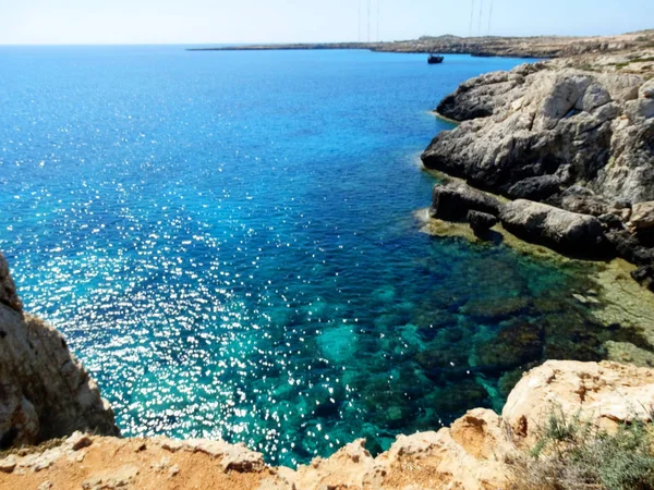 Kayalık sahil peyzaj Akdeniz deniz Kıbrıs Adası — Stok fotoğraf