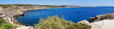 Panorama kayalık sahil peyzaj Akdeniz deniz Kıbrıs Adası 