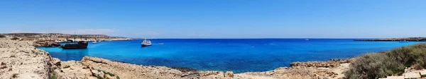 パノラマ岩の海岸風景地中海キプロス島 — ストック写真