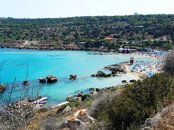 Strand partján fekvő Földközi-tengerre Ciprus-sziget — Stock Fotó