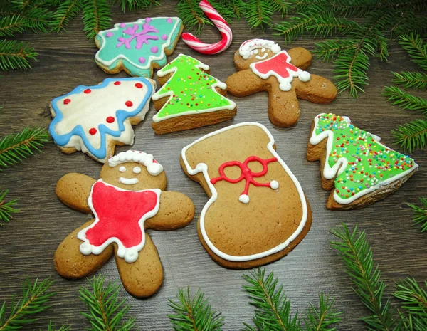 Galletas de Navidad pan de jengibre y decoración en el fondo de madera — Foto de Stock