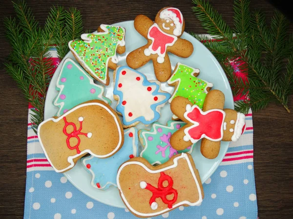 Biscoitos de Natal pão de gengibre e decoração em backgroun de madeira — Fotografia de Stock