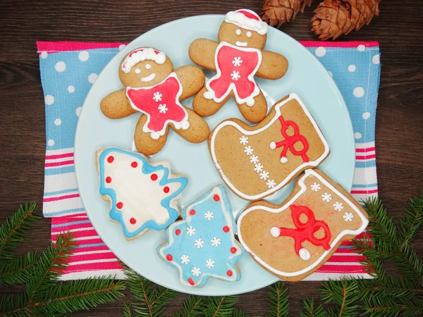 Vánoční cookie perník a dekorace v dřevěné poza — Stock fotografie