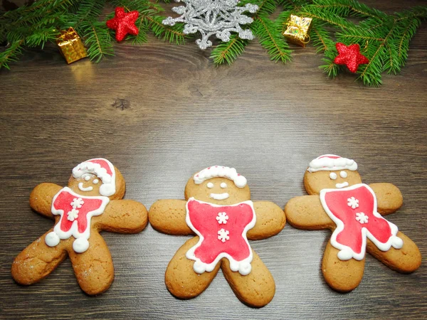 Galletas de Navidad pan de jengibre y decoración en el fondo de madera — Foto de Stock