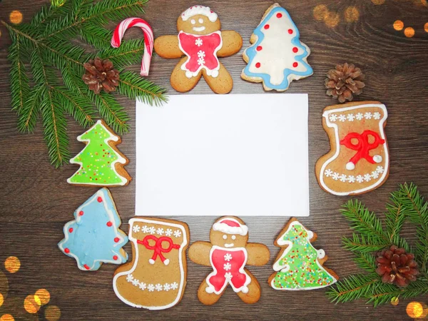 Tarjeta de felicitación de galletas de Navidad y decoración en backgro de madera — Foto de Stock