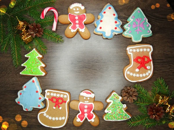 Biscoitos de Natal pão de gengibre e decoração em backgroun de madeira — Fotografia de Stock