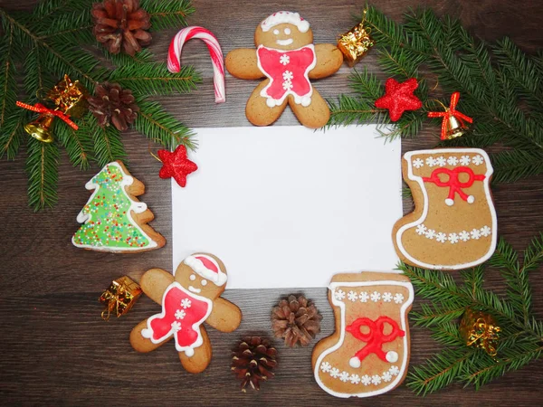 Natal biscoitos cartão e decoração em backgro de madeira — Fotografia de Stock