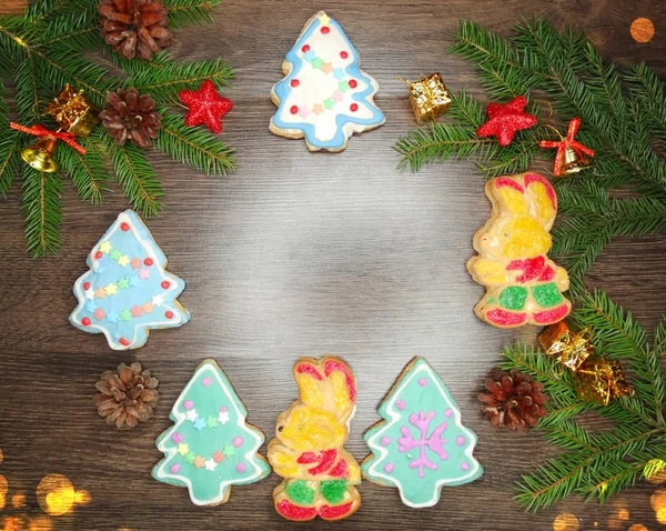 Biscoitos de Natal pão de gengibre e decoração em backgroun de madeira — Fotografia de Stock