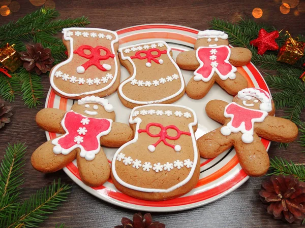 Galletas de Navidad pan de jengibre y decoración en el fondo de madera — Foto de Stock