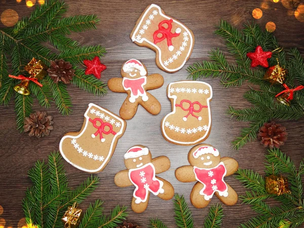 Christmas cookies pepparkakor och dekoration på trä bak — Stockfoto