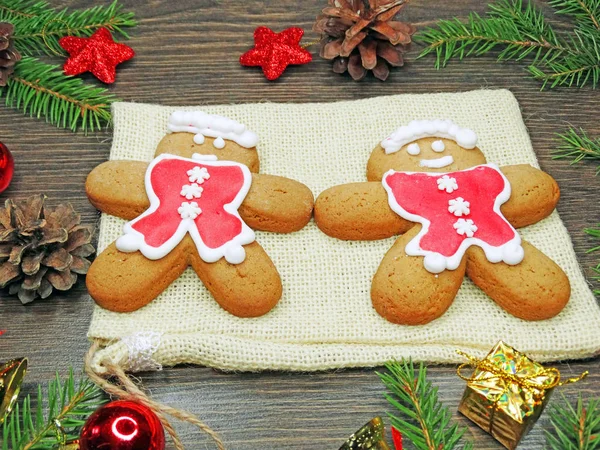 Galletas de Navidad pan de jengibre y decoración en el fondo de madera — Foto de Stock