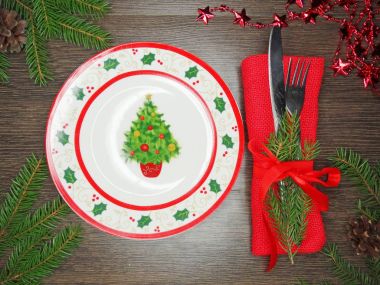 Noel tablo yer ayarını Çamın dalları ve dekorasyon