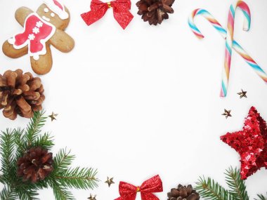 Noel kurabiye zencefilli ve dekorasyon ahşap adam üzerinde