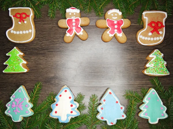 Galletas de Navidad pan de jengibre y decoración en el fondo de madera — Foto de Stock