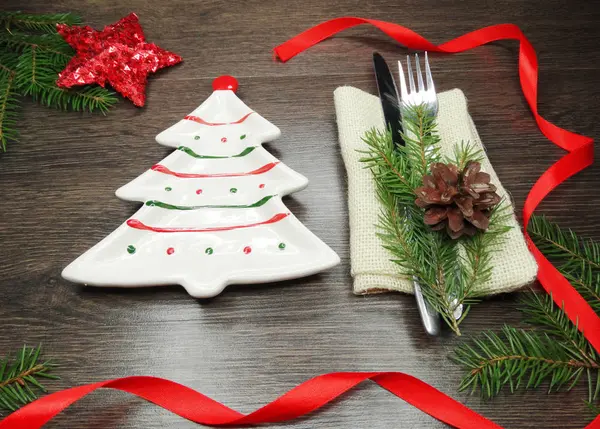 Definição de lugar de mesa de natal com galhos de pinho e decoração — Fotografia de Stock