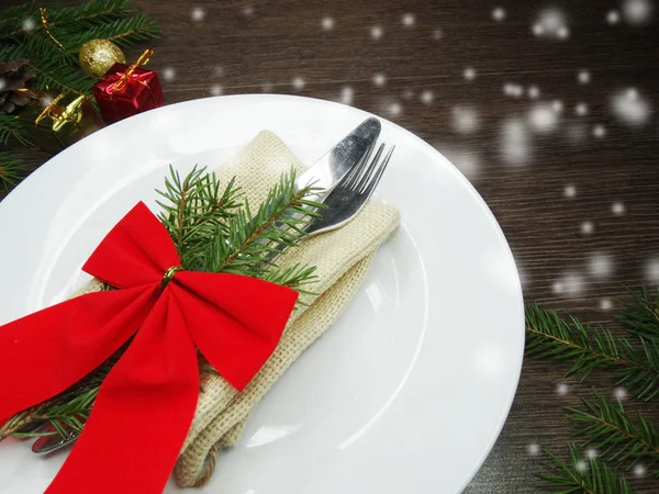 Noel tablo yer ayarını Çamın dalları ve dekorasyon