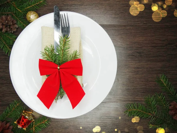 Noel tablo yer ayarını Çamın dalları ve dekorasyon