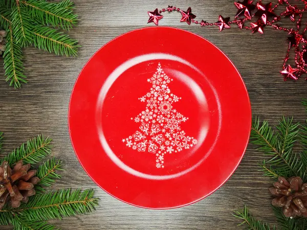 Definição de lugar de mesa de natal com galhos de pinho e decoração — Fotografia de Stock