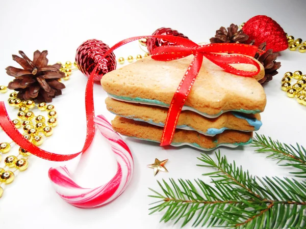Prăjituri de Crăciun turtă dulce și decorare pe backgroun din lemn — Fotografie, imagine de stoc