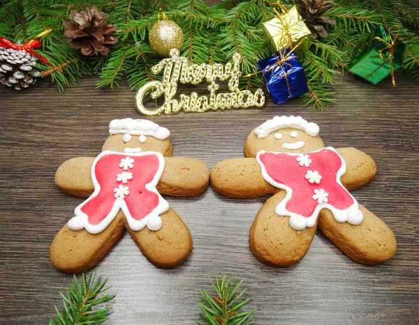 Biscoitos de Natal pão de gengibre e decoração em backgroun de madeira — Fotografia de Stock