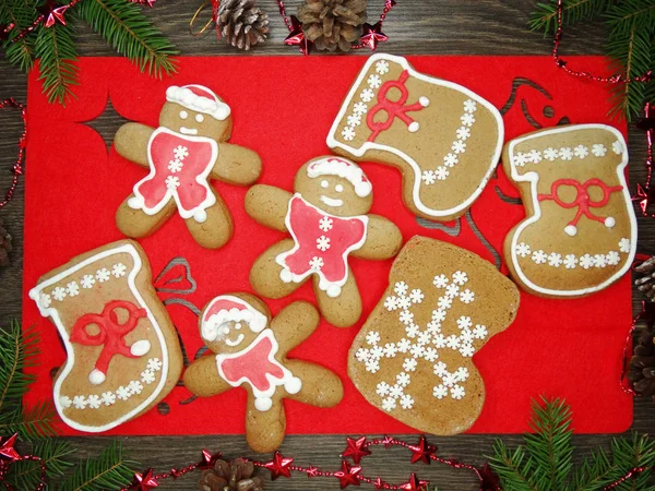 Galletas de Navidad pan de jengibre y decoración en el fondo de madera — Foto de Stock