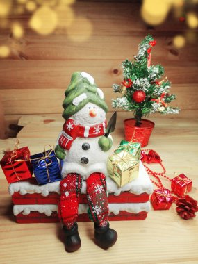 Noel kardan adam dekorasyon kompozisyon ahşap arka plan üzerinde