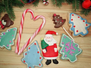 Noel kurabiye zencefilli ve dekorasyon ahşap adam üzerinde