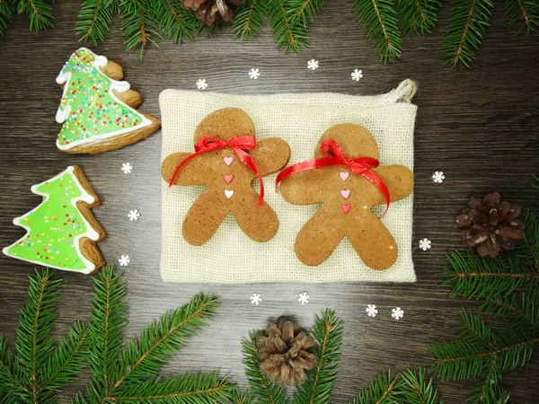 Vánoční cookie perník a dekorace v dřevěné poza — Stock fotografie