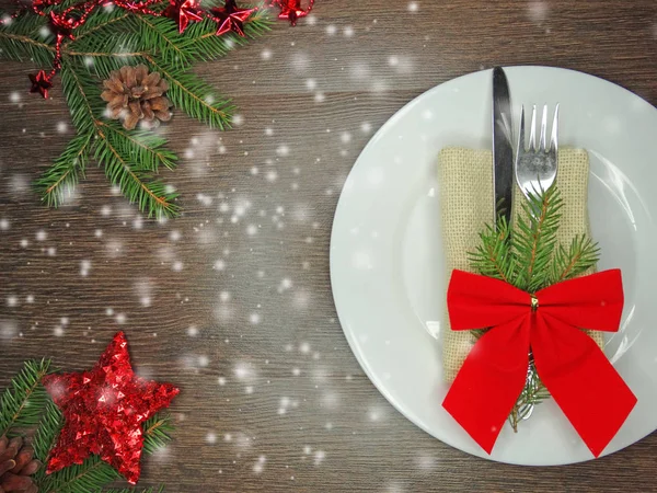 Definição de lugar de mesa de natal com galhos de pinho e decoração — Fotografia de Stock