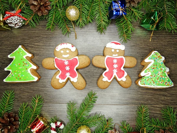 Christmas cookies pepparkakor och dekoration på trä bak — Stockfoto