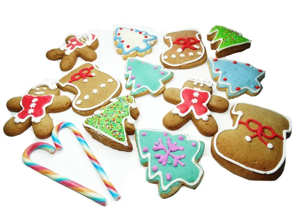 Vánoční cookie perník a dekorace na bílém pozadí — Stock fotografie